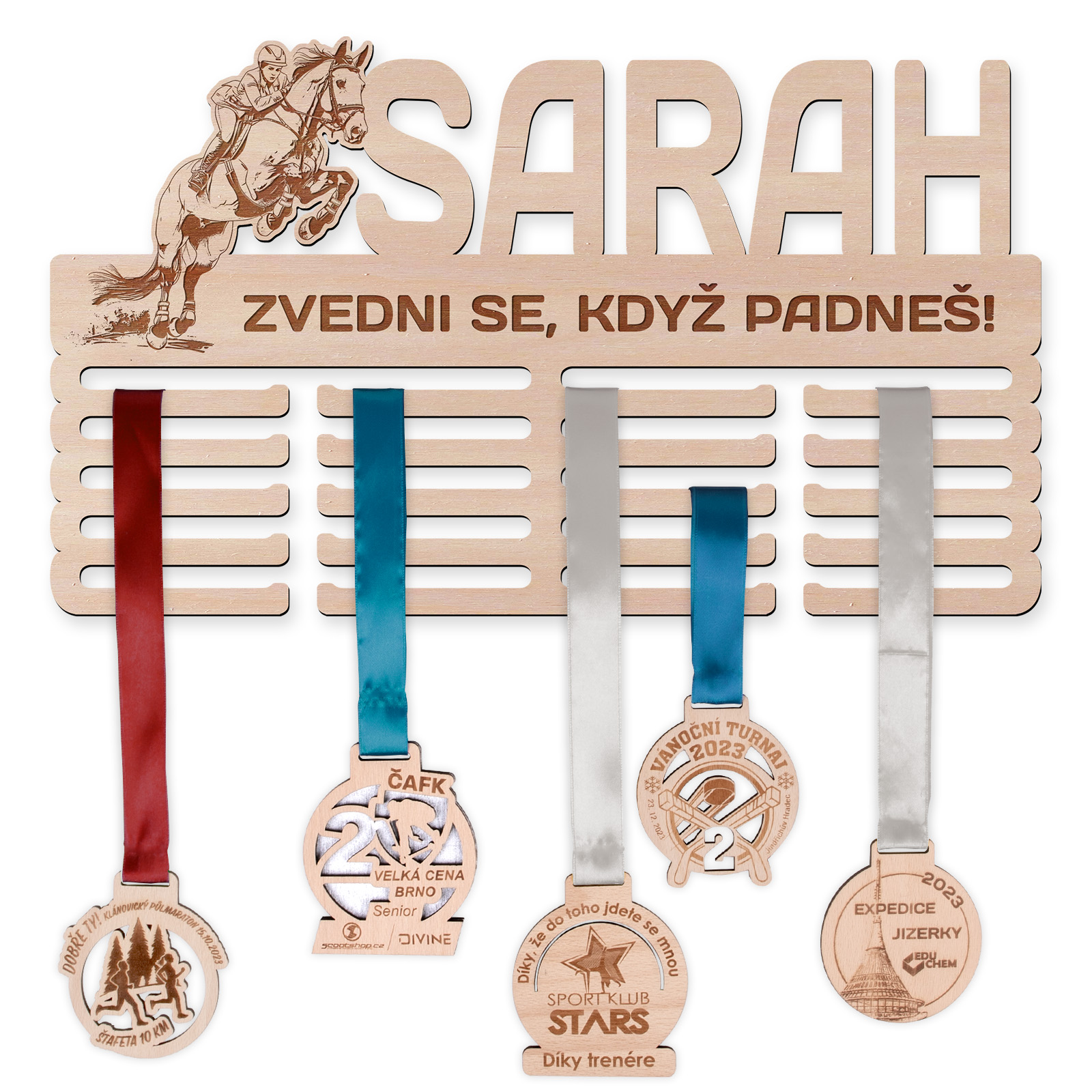 Sarah, die das Springreiten liebt